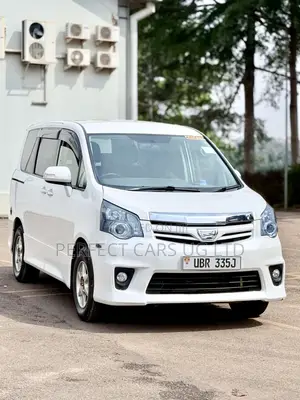 Toyota Noah 2.0 143hp AWD (7 Seater) 2011 Off white