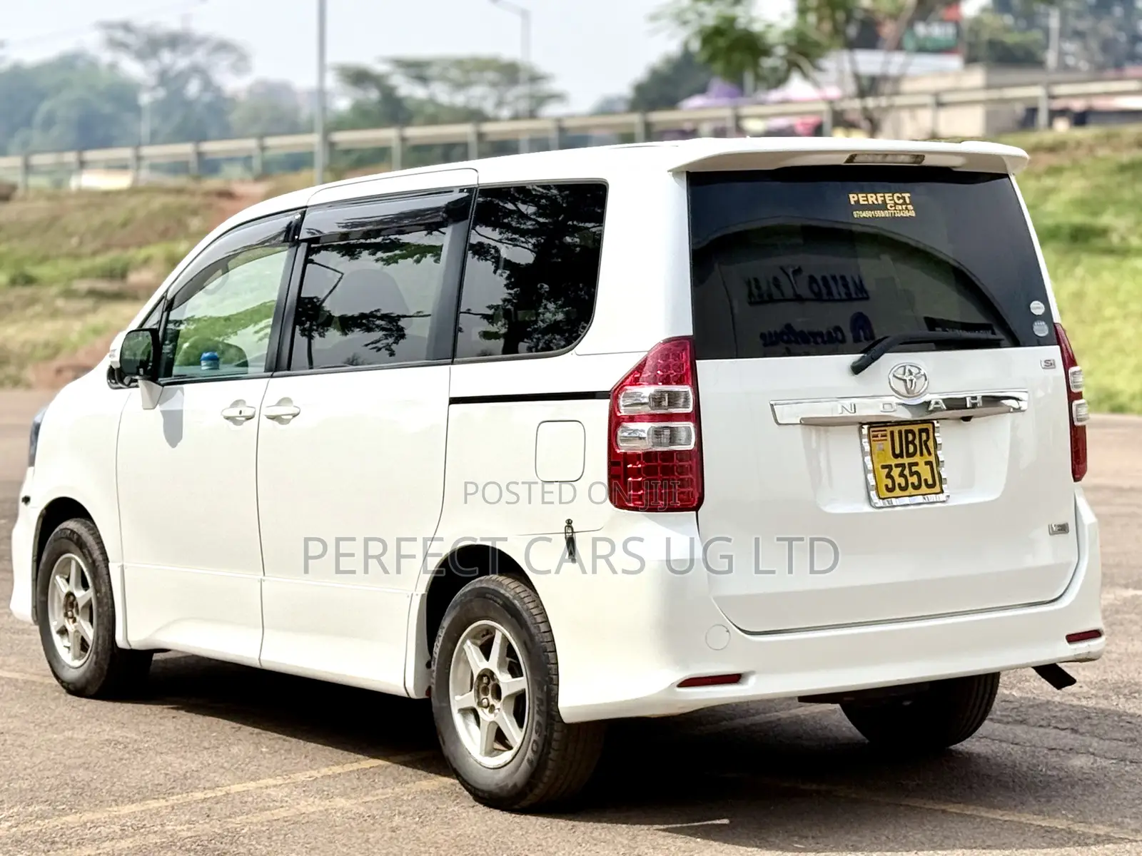 Toyota Noah 2.0 143hp AWD (7 Seater) 2011 Off white