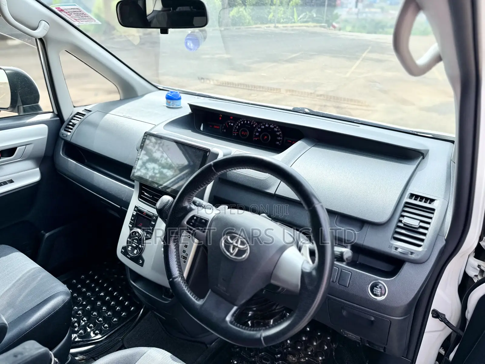 Toyota Noah 2.0 143hp AWD (7 Seater) 2011 Off white