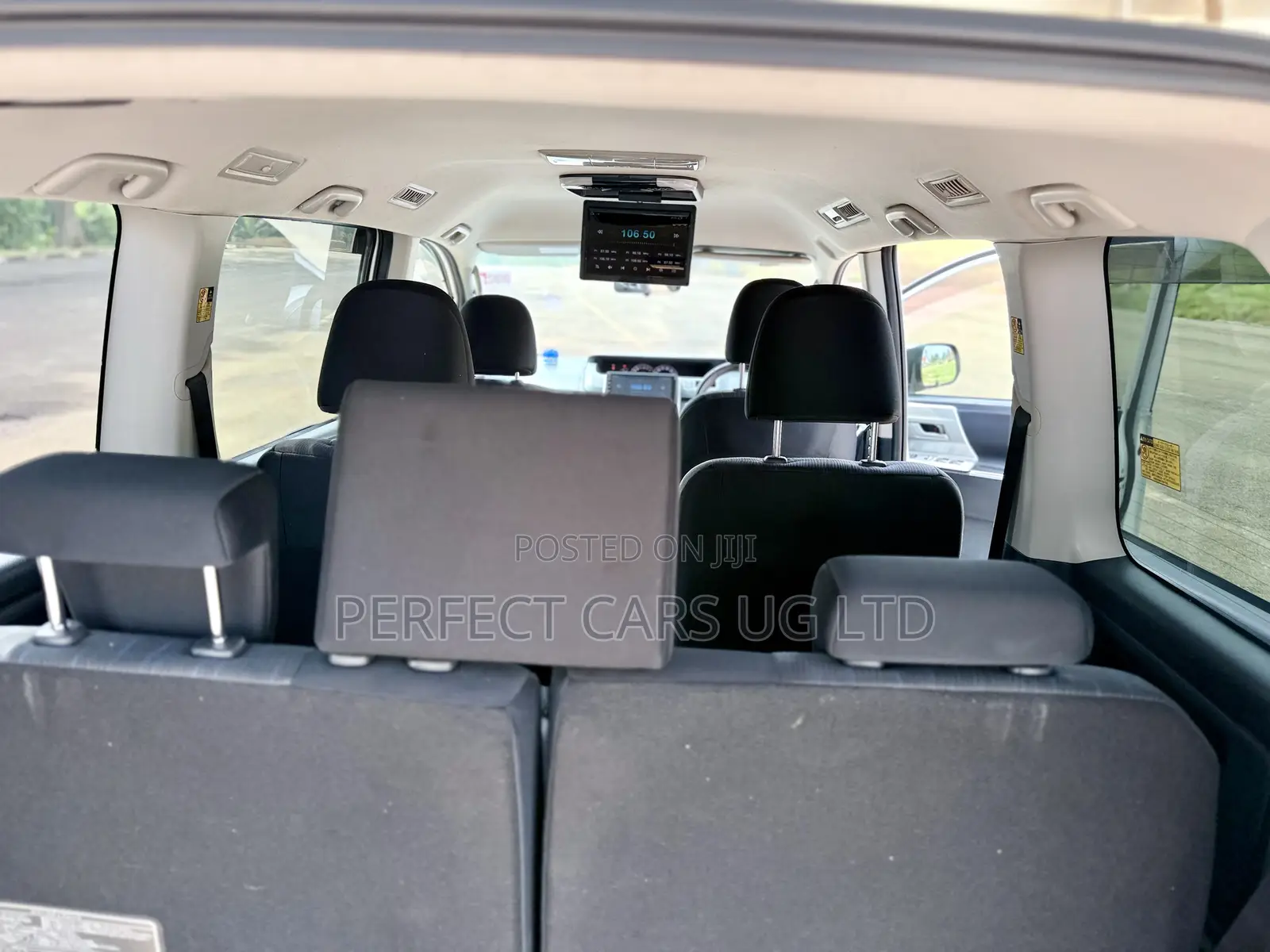 Toyota Noah 2.0 143hp AWD (7 Seater) 2011 Off white