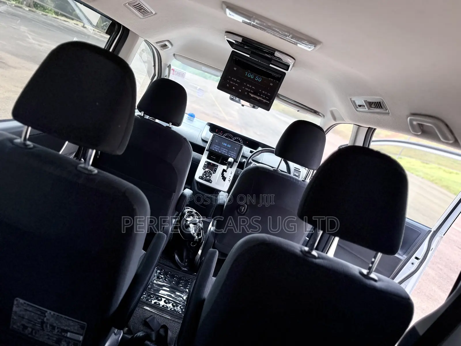 Toyota Noah 2.0 143hp AWD (7 Seater) 2011 Off white