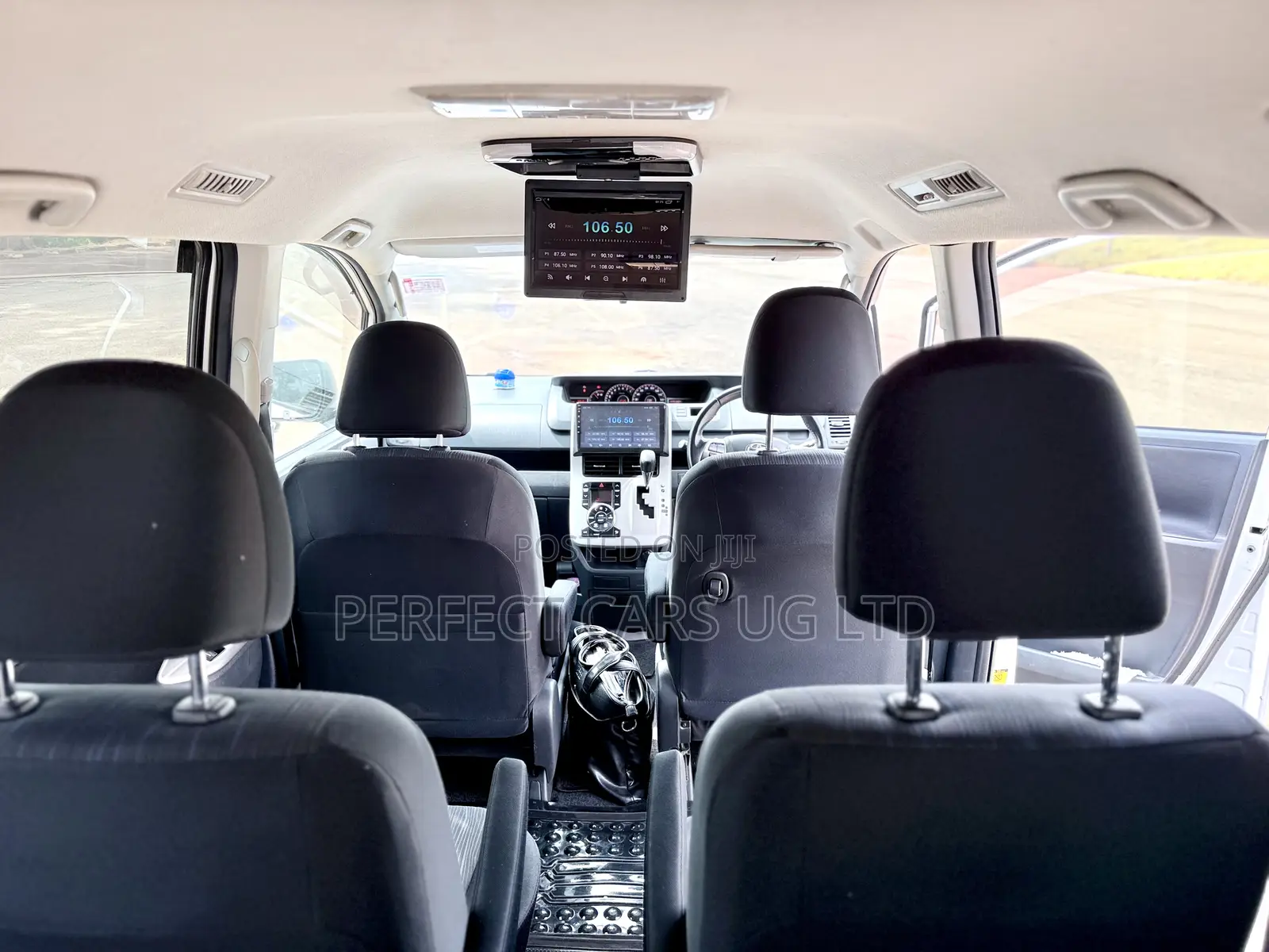 Toyota Noah 2.0 143hp AWD (7 Seater) 2011 Off white
