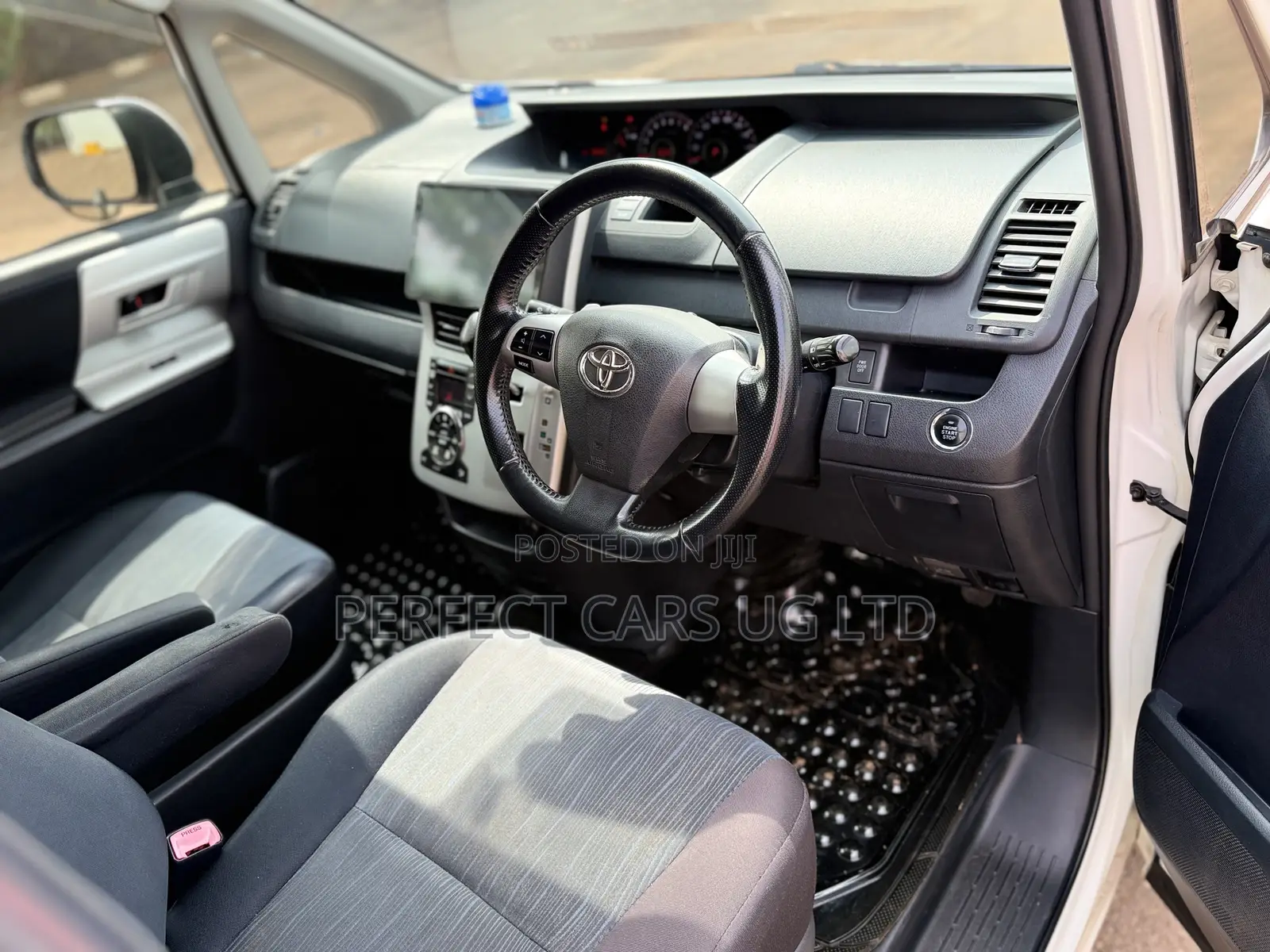 Toyota Noah 2.0 143hp AWD (7 Seater) 2011 Off white
