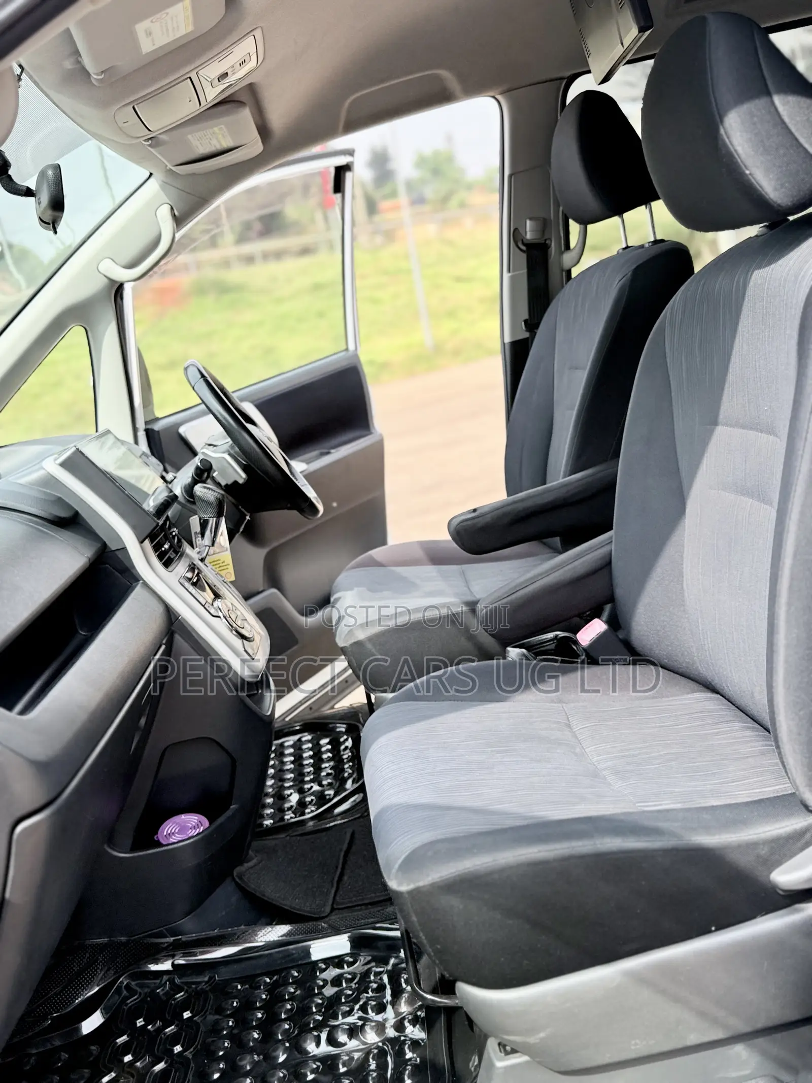 Toyota Noah 2.0 143hp AWD (7 Seater) 2011 Off white