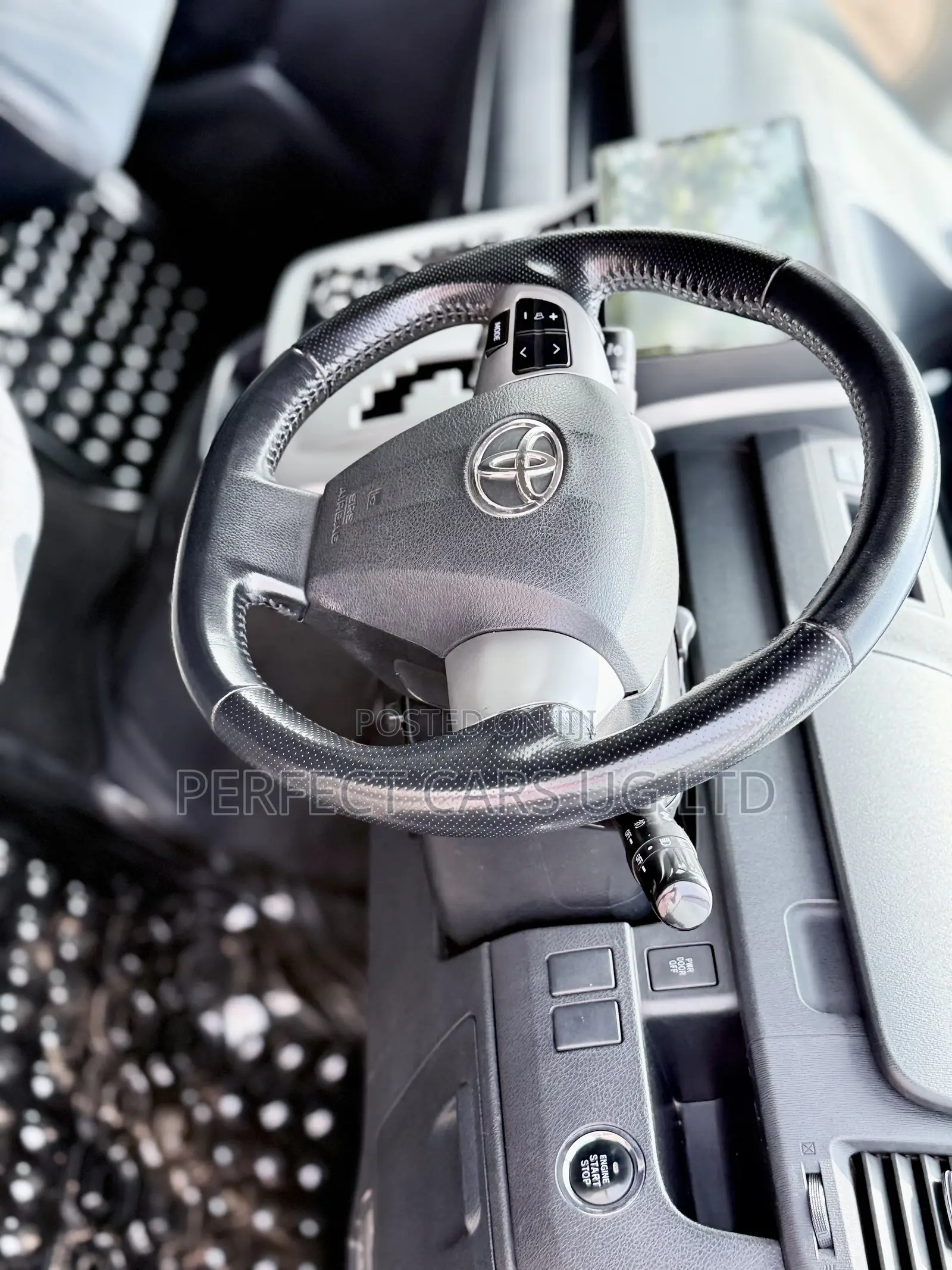 Toyota Noah 2.0 143hp AWD (7 Seater) 2011 Off white