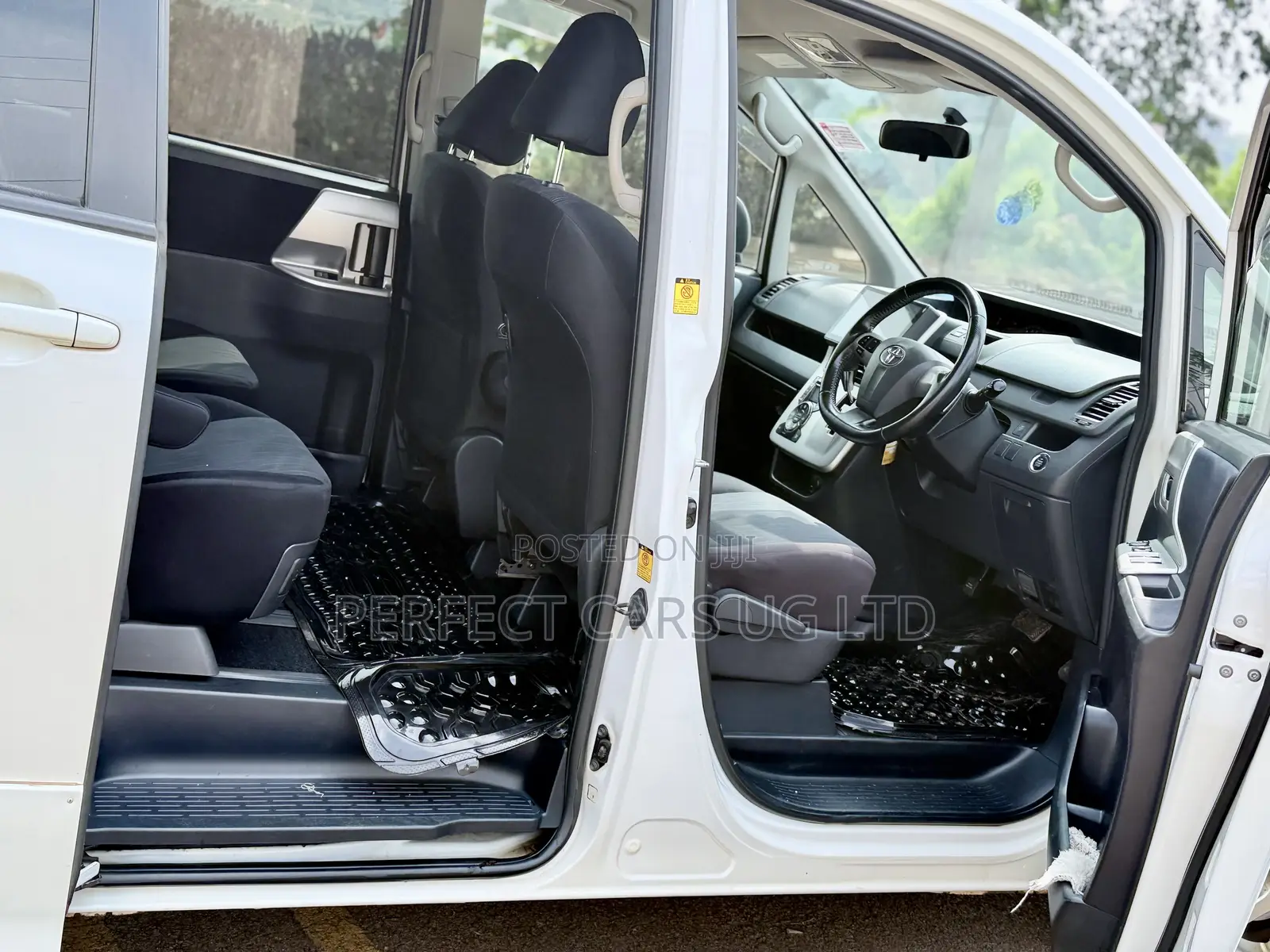 Toyota Noah 2.0 143hp AWD (7 Seater) 2011 Off white
