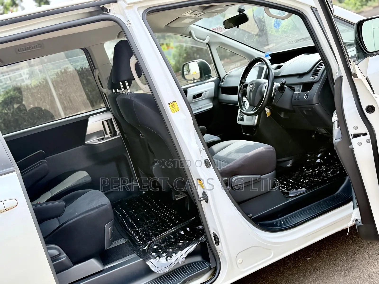 Toyota Noah 2.0 143hp AWD (7 Seater) 2011 Off white