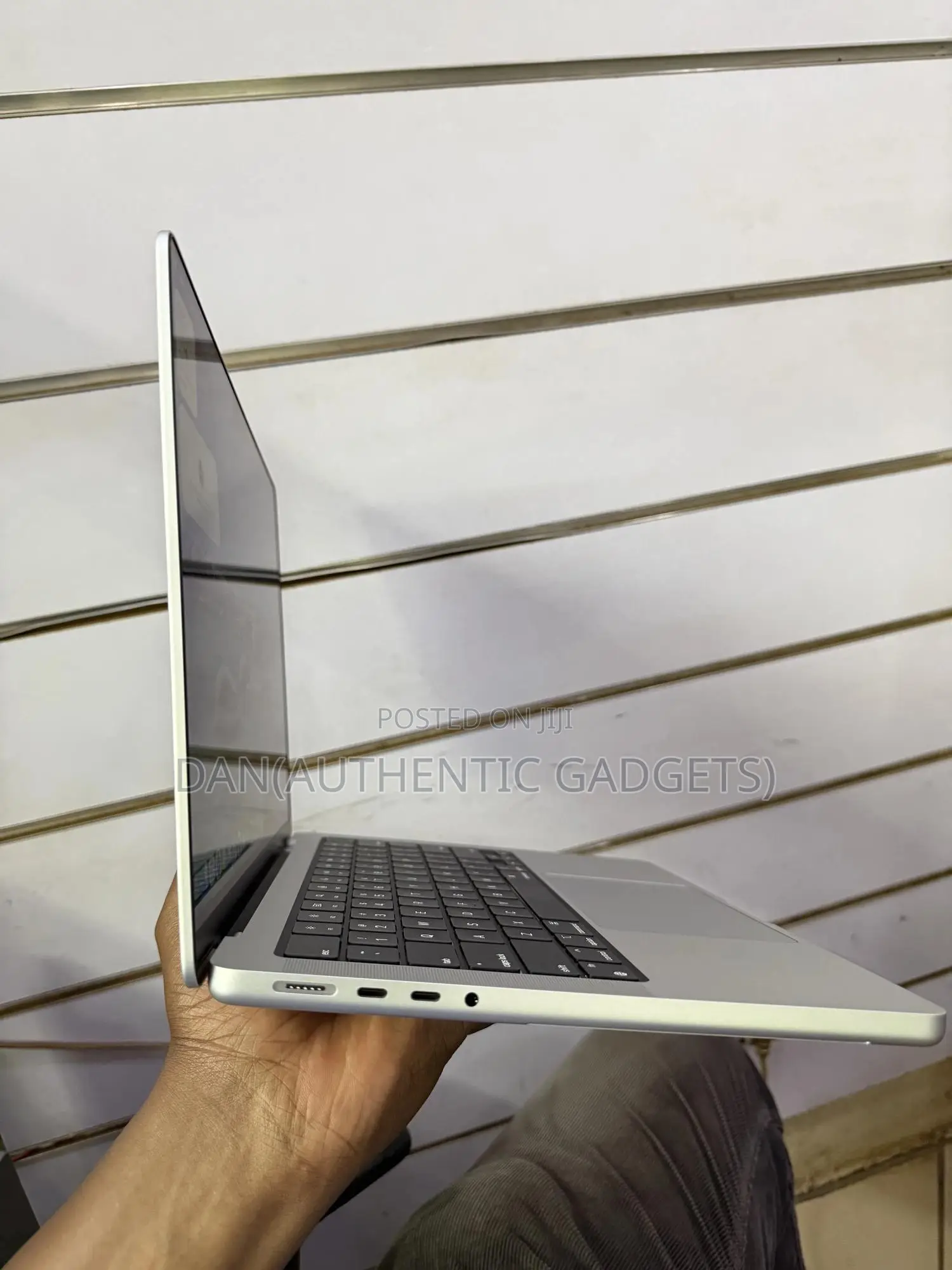 New Laptop Apple MacBook Pro 2024 M4 14-Inch 16GB Apple M4 SSD 512GB