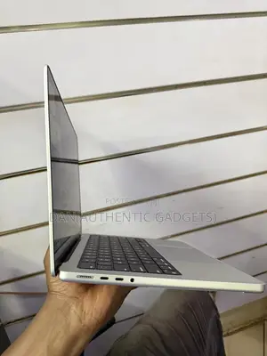 New Laptop Apple MacBook Pro 2024 M4 14-Inch 16GB Apple M4 SSD 512GB