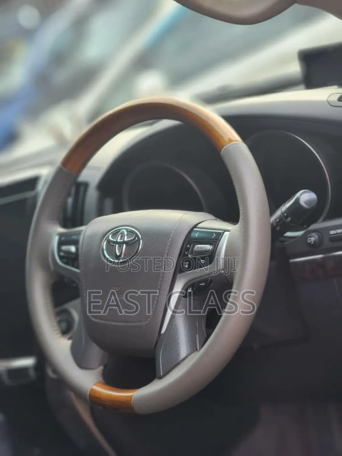 Toyota Land Cruiser 2010 White