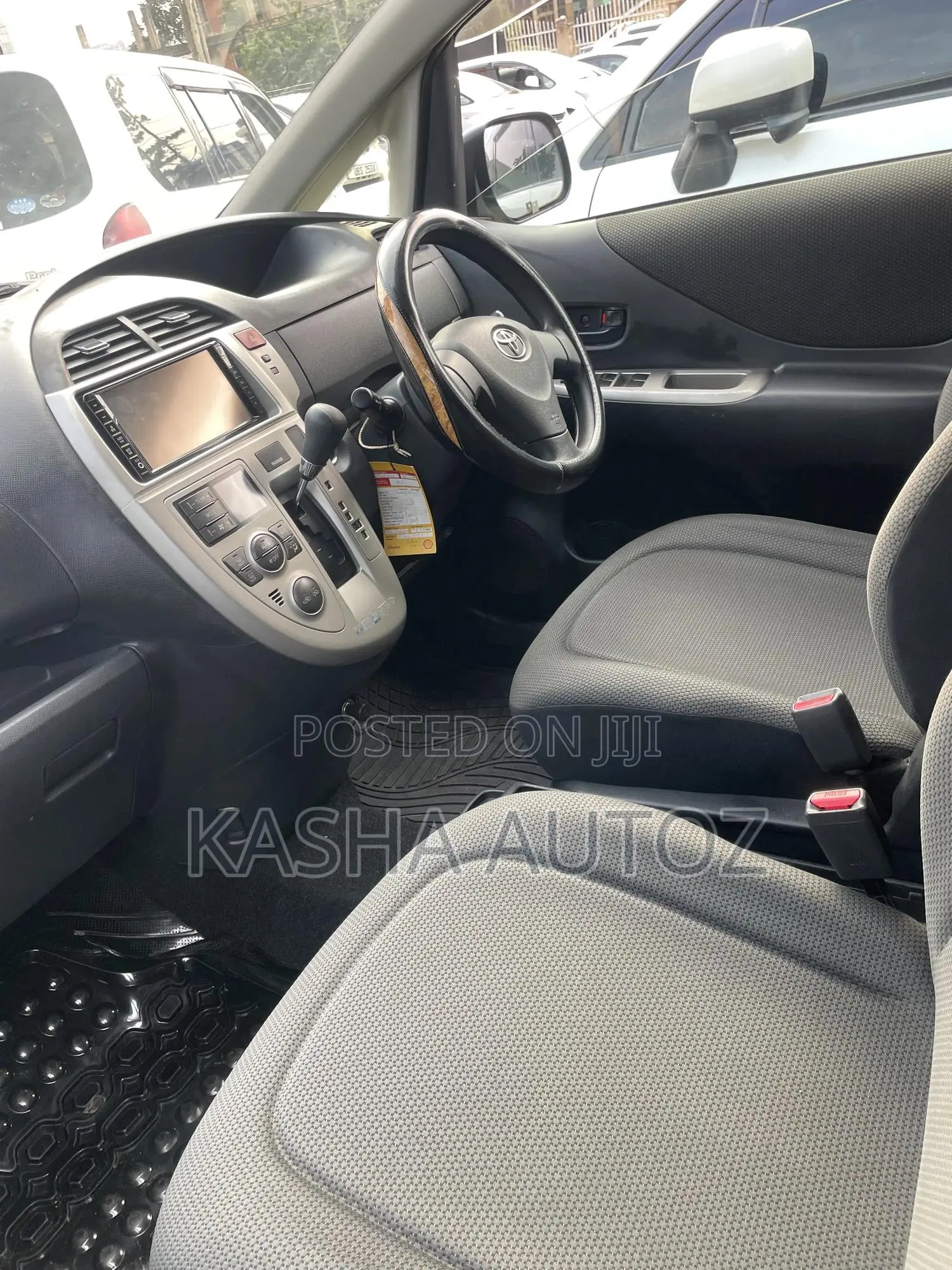 Toyota Ractis 2010 Silver