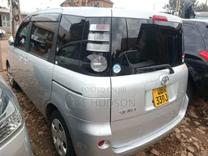 Toyota Sienta 2010 Ivory