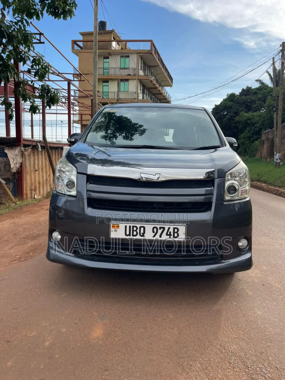 Toyota Noah 2.0 143hp FWD (8 Seater) 2011 Black