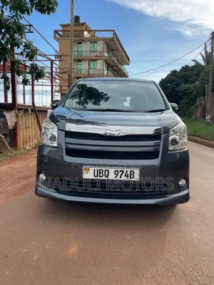 Toyota Noah 2.0 143hp FWD (8 Seater) 2011 Black