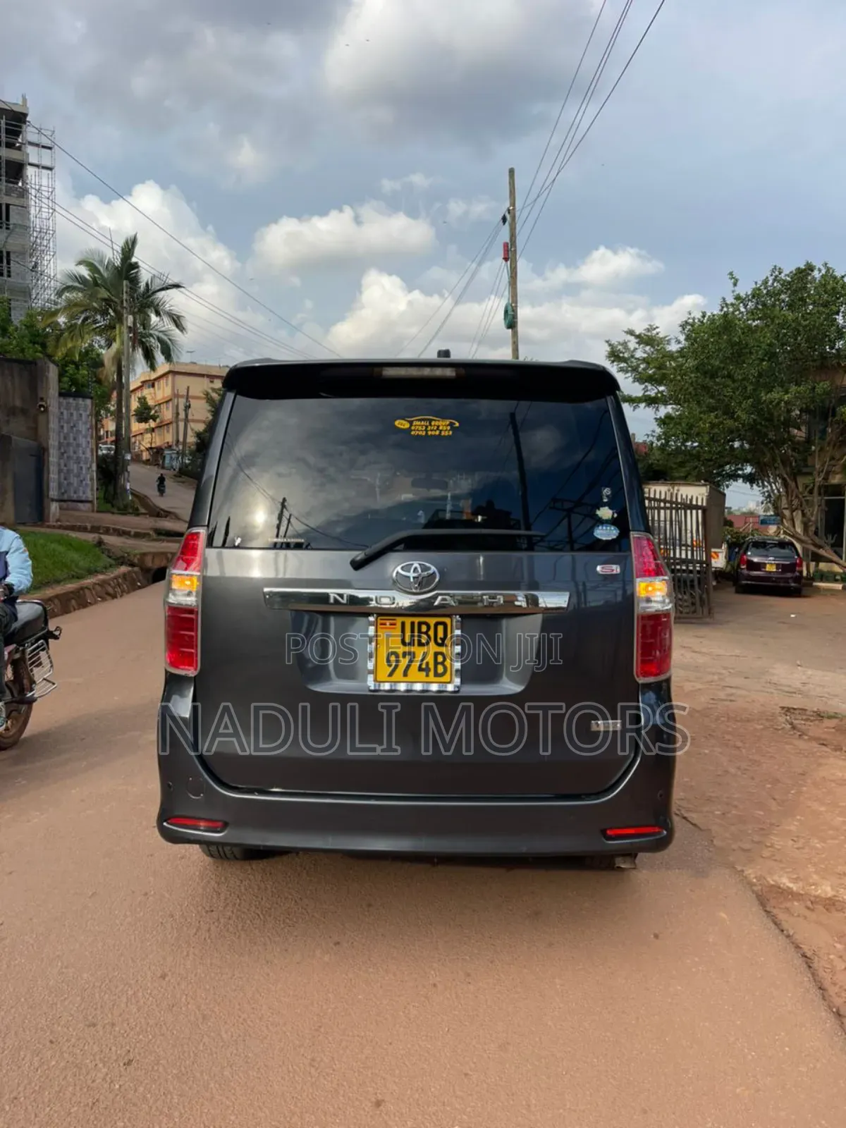 Toyota Noah 2.0 143hp FWD (8 Seater) 2011 Black