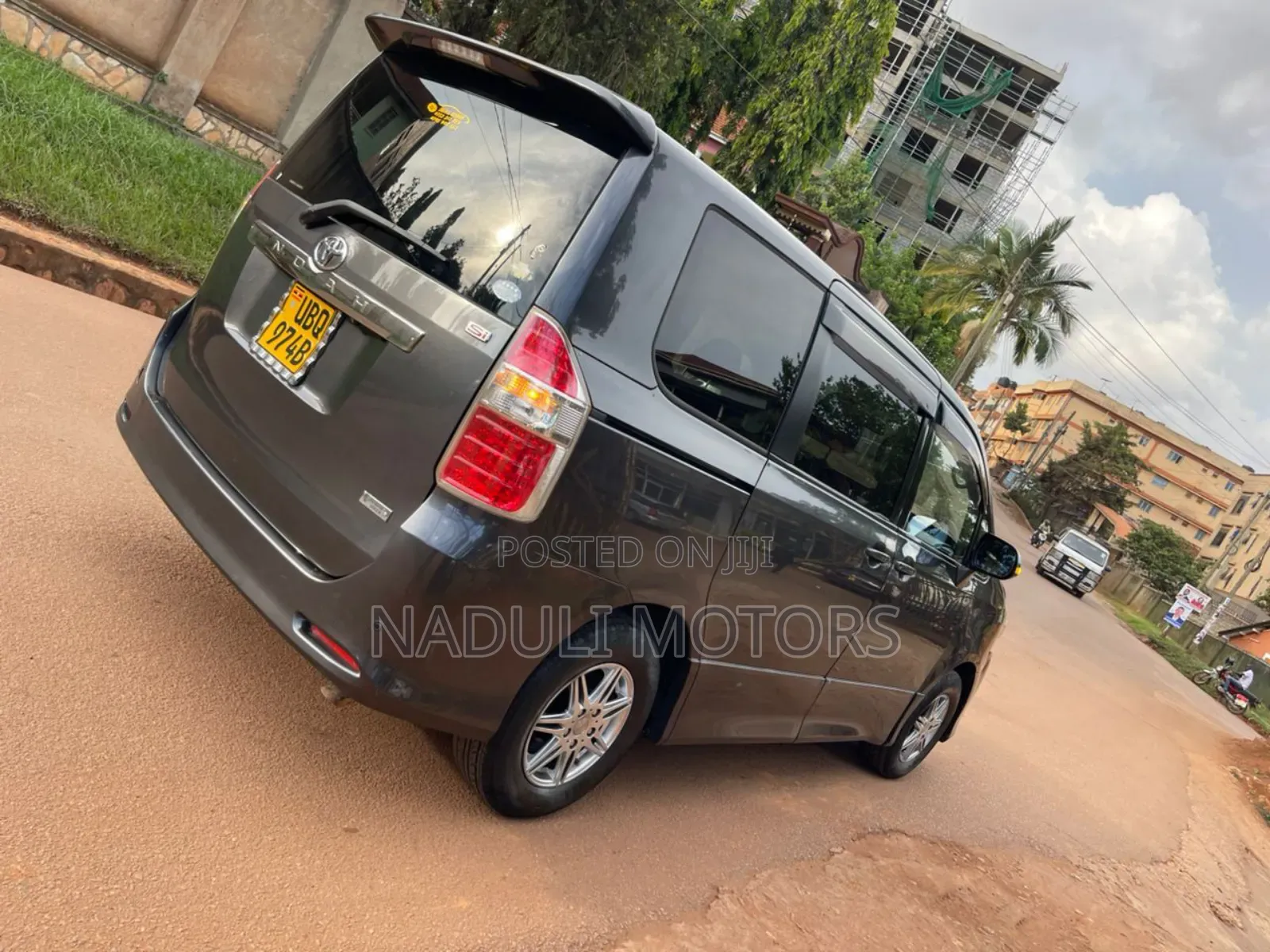 Toyota Noah 2.0 143hp FWD (8 Seater) 2011 Black
