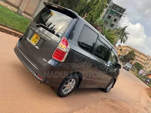 Toyota Noah 2.0 143hp FWD (8 Seater) 2011 Black