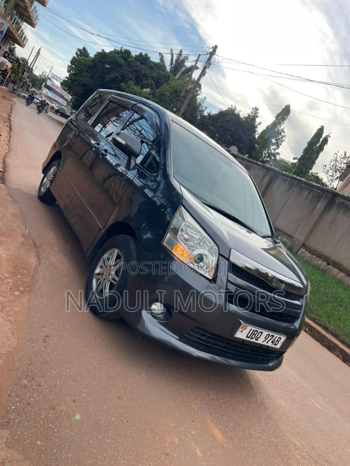 Toyota Noah 2.0 143hp FWD (8 Seater) 2011 Black
