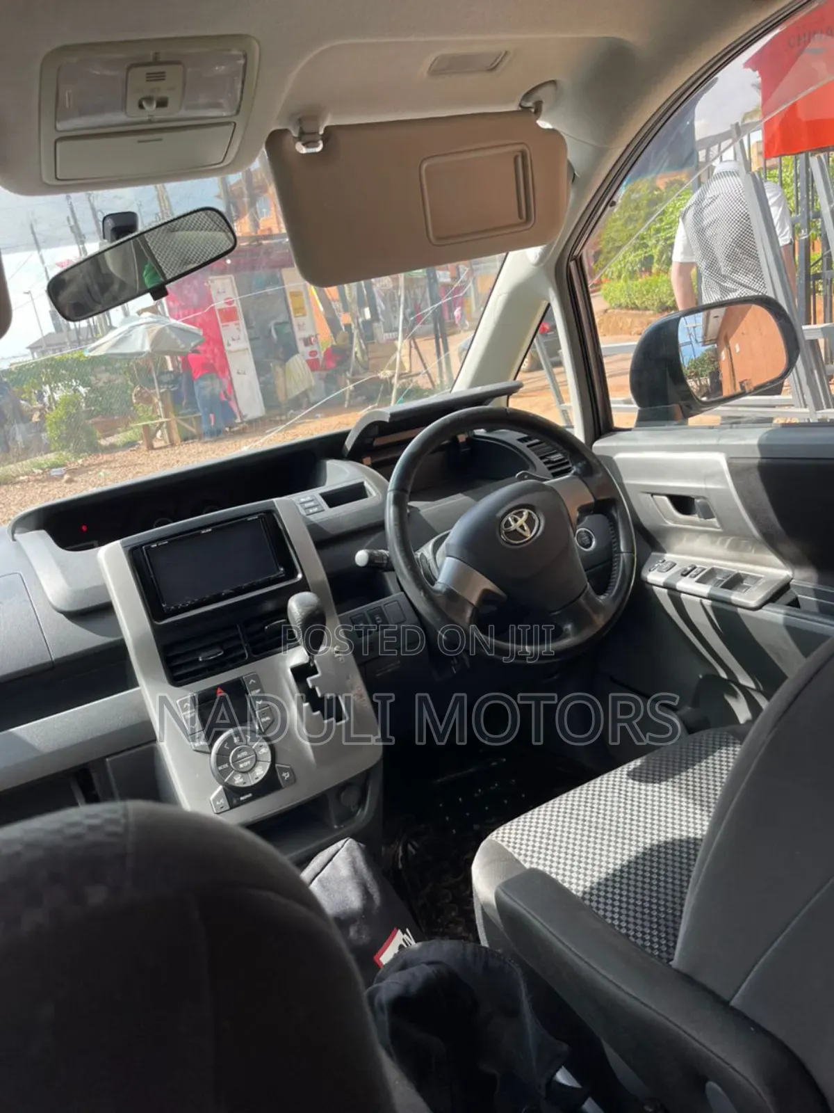 Toyota Noah 2.0 143hp FWD (8 Seater) 2011 Black
