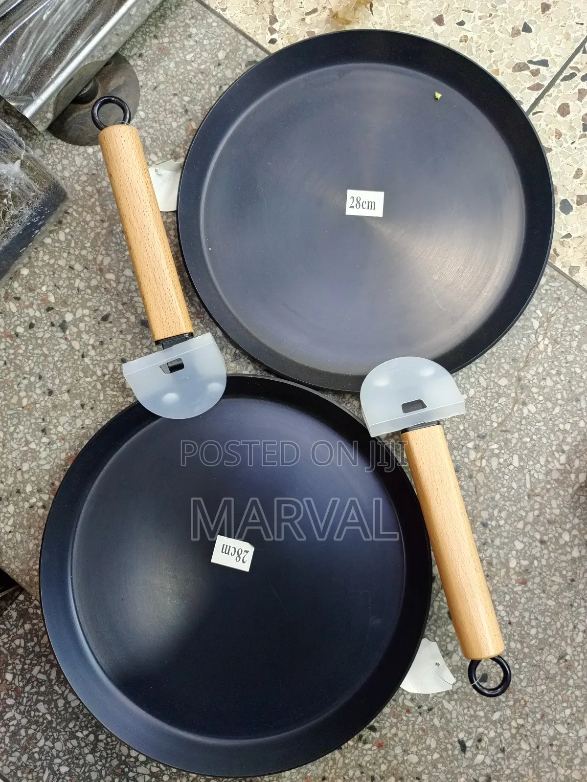 Heavy Non-Stick Round Carbon Steel Pizza Pan With a 28cm Diameter