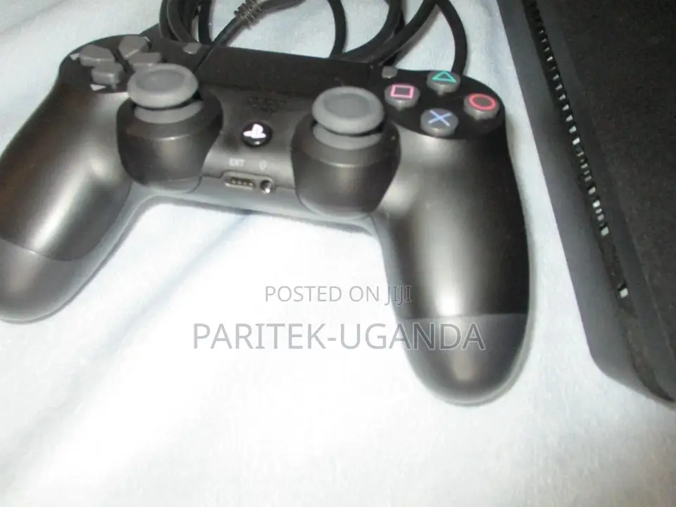 Playstation 4 With One Gamepad