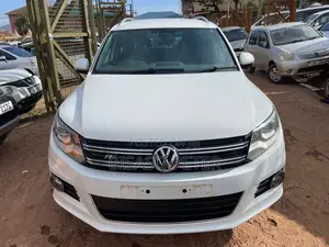 Volkswagen Tiguan R-Line 4Motion 4dr SUV AWD (2.0L 4cyl Turbo 6A) 2015