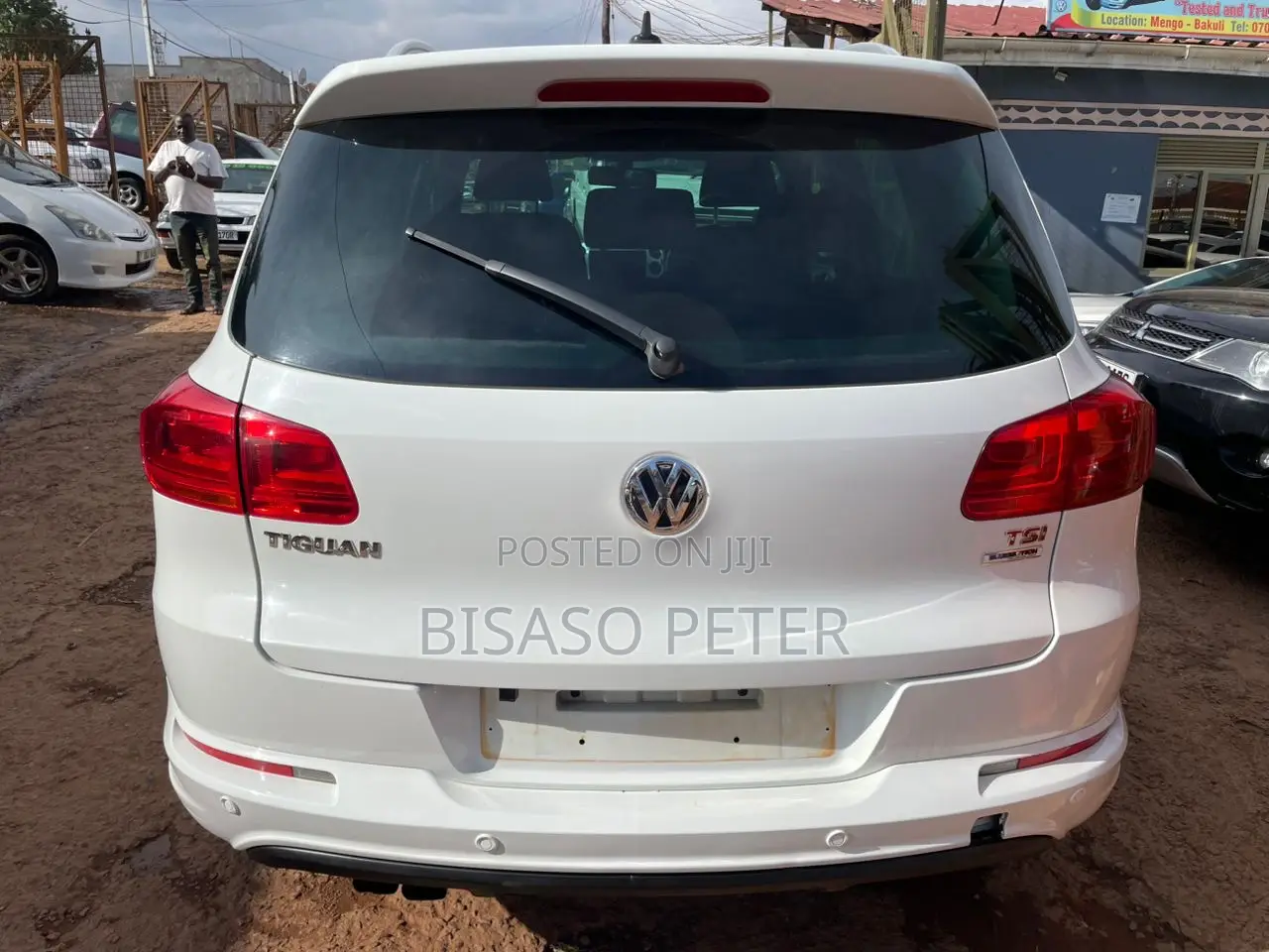 Volkswagen Tiguan R-Line 4Motion 4dr SUV AWD (2.0L 4cyl Turbo 6A) 2015
