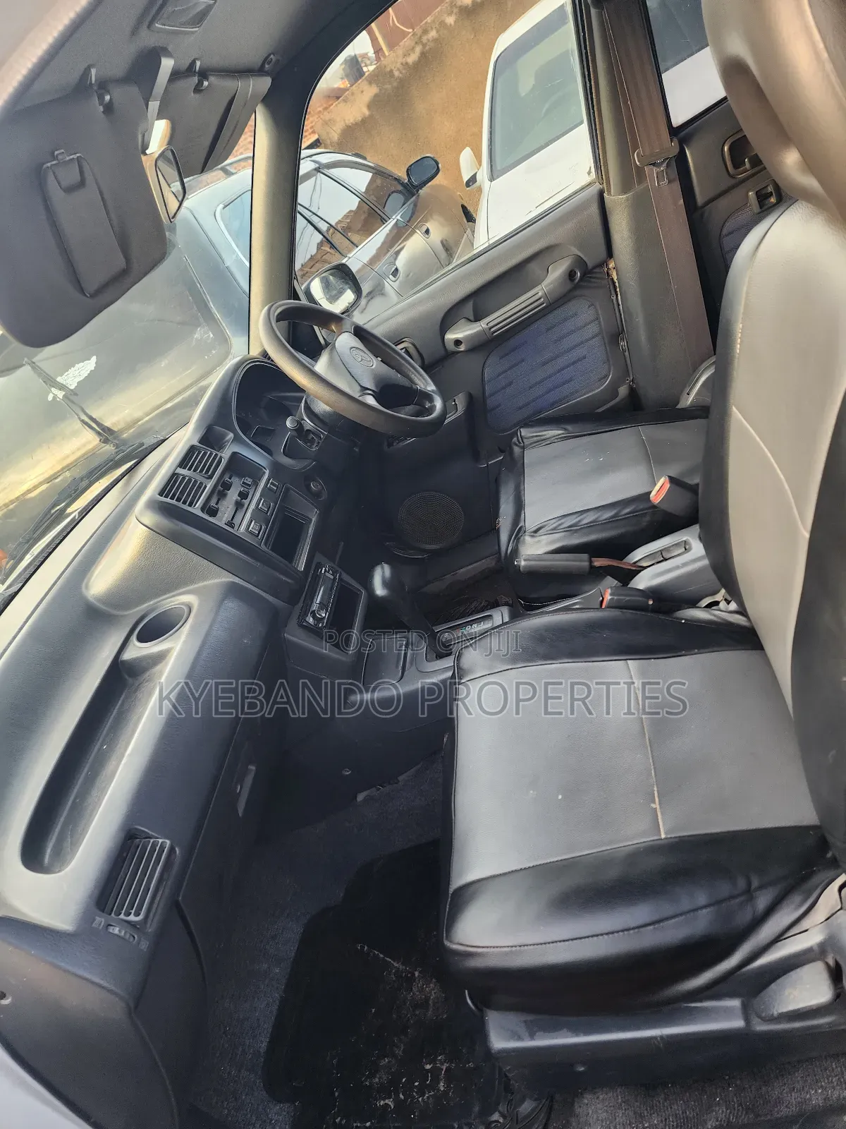 Toyota RAV4 Base FWD 1999 White