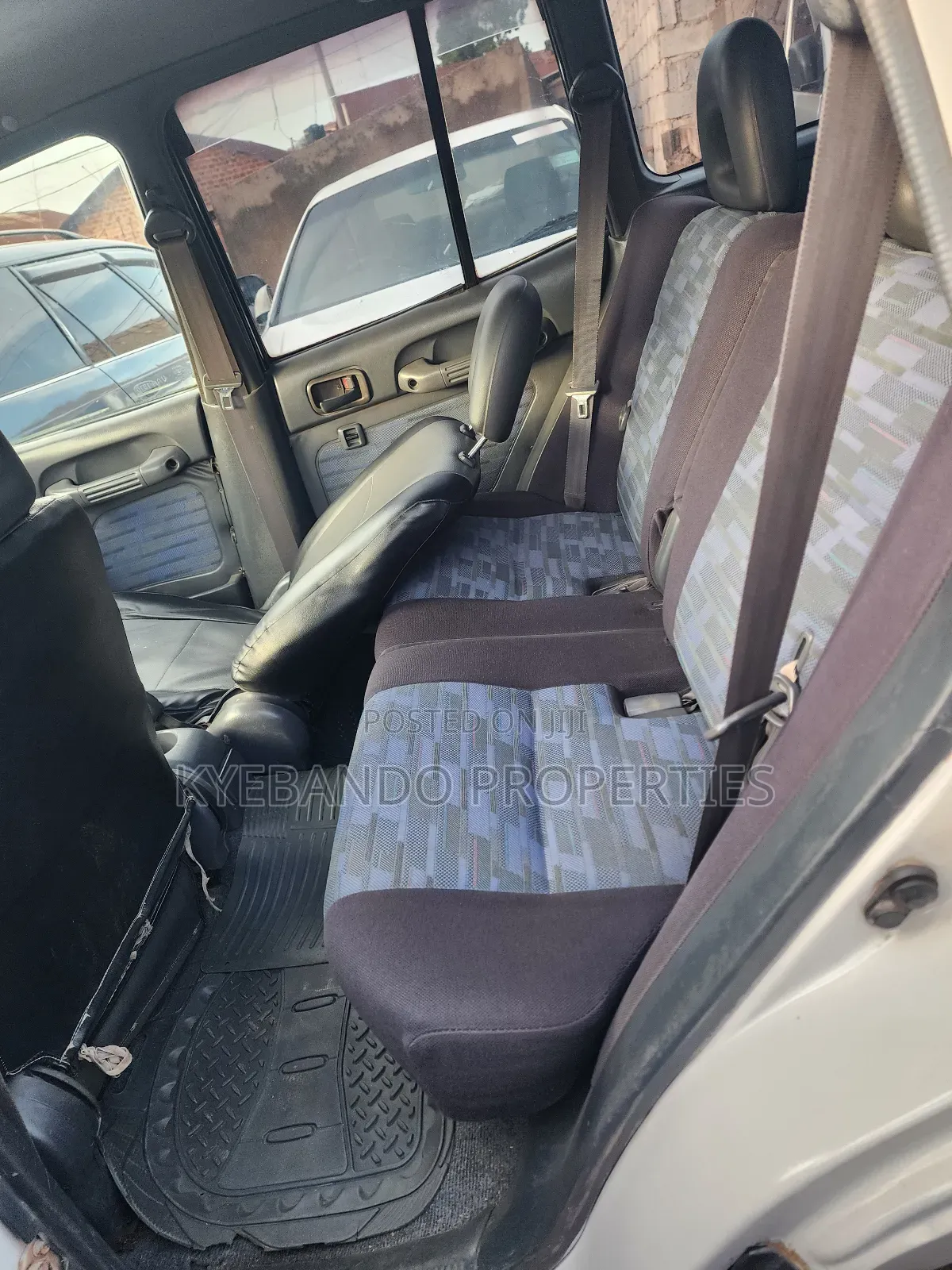 Toyota RAV4 Base FWD 1999 White