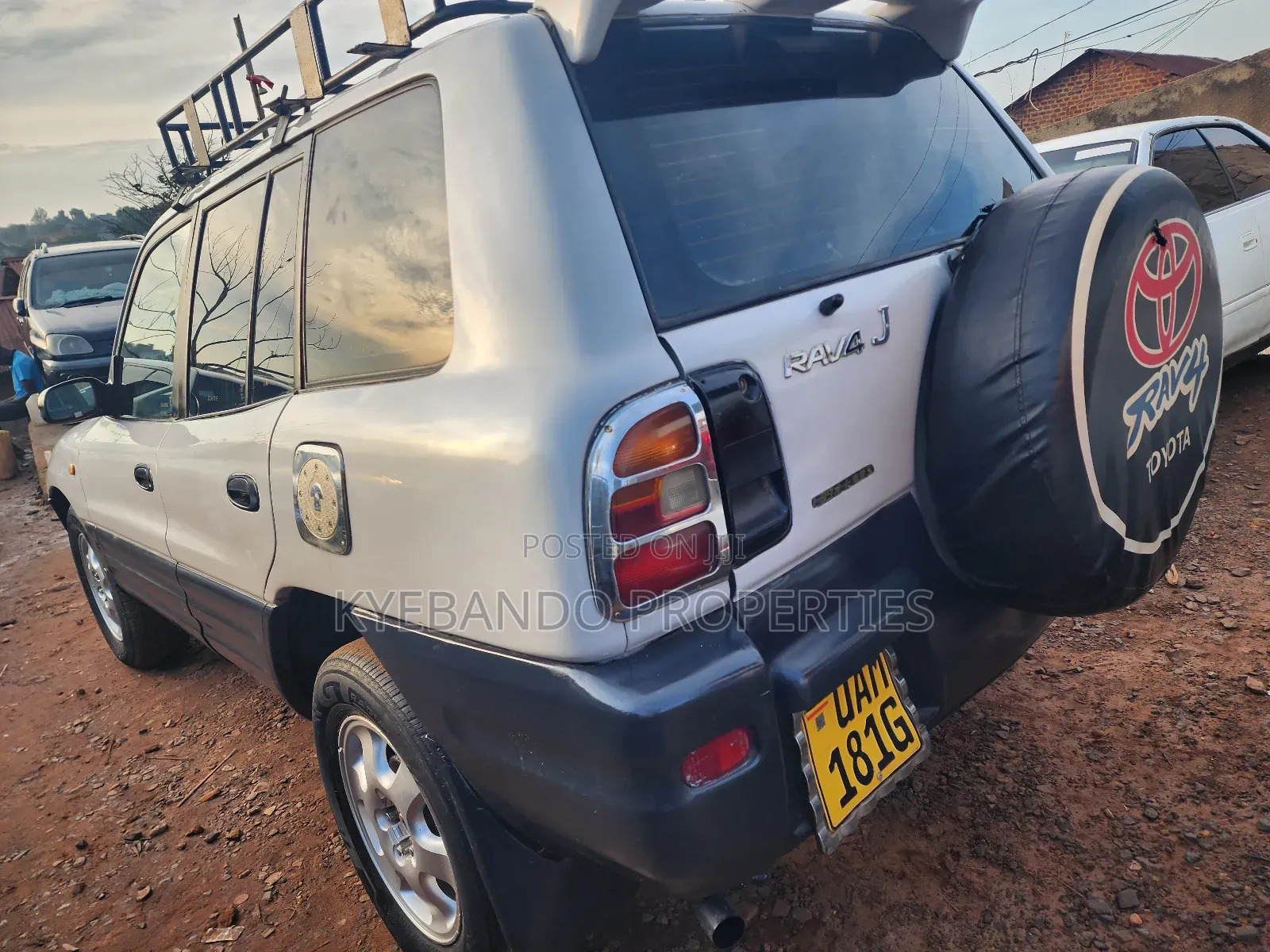 Toyota RAV4 Base FWD 1999 White