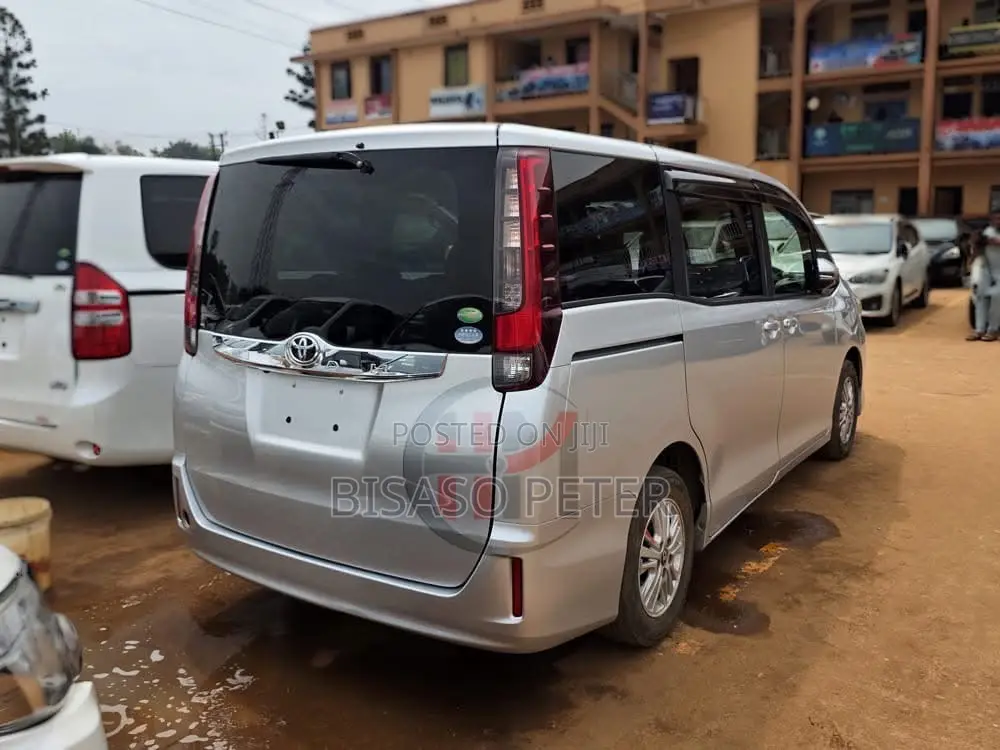 Toyota Noah 2.0 AWD (8 Seater) 2015 Silver