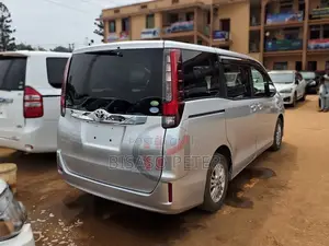 Toyota Noah 2.0 AWD (8 Seater) 2015 Silver