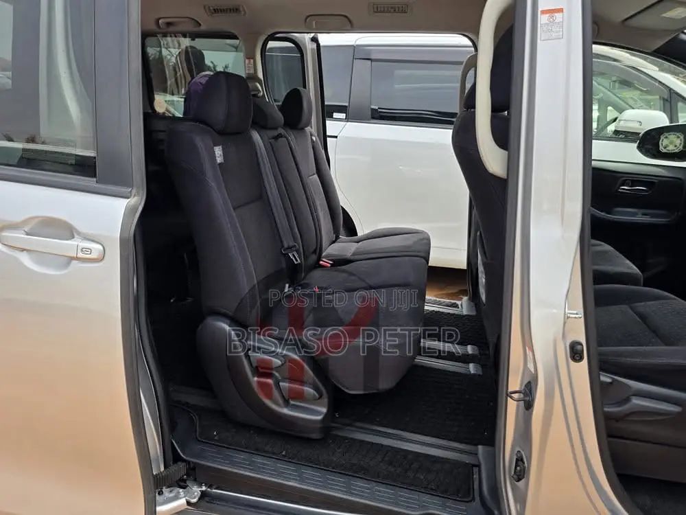 Toyota Noah 2.0 AWD (8 Seater) 2015 Silver