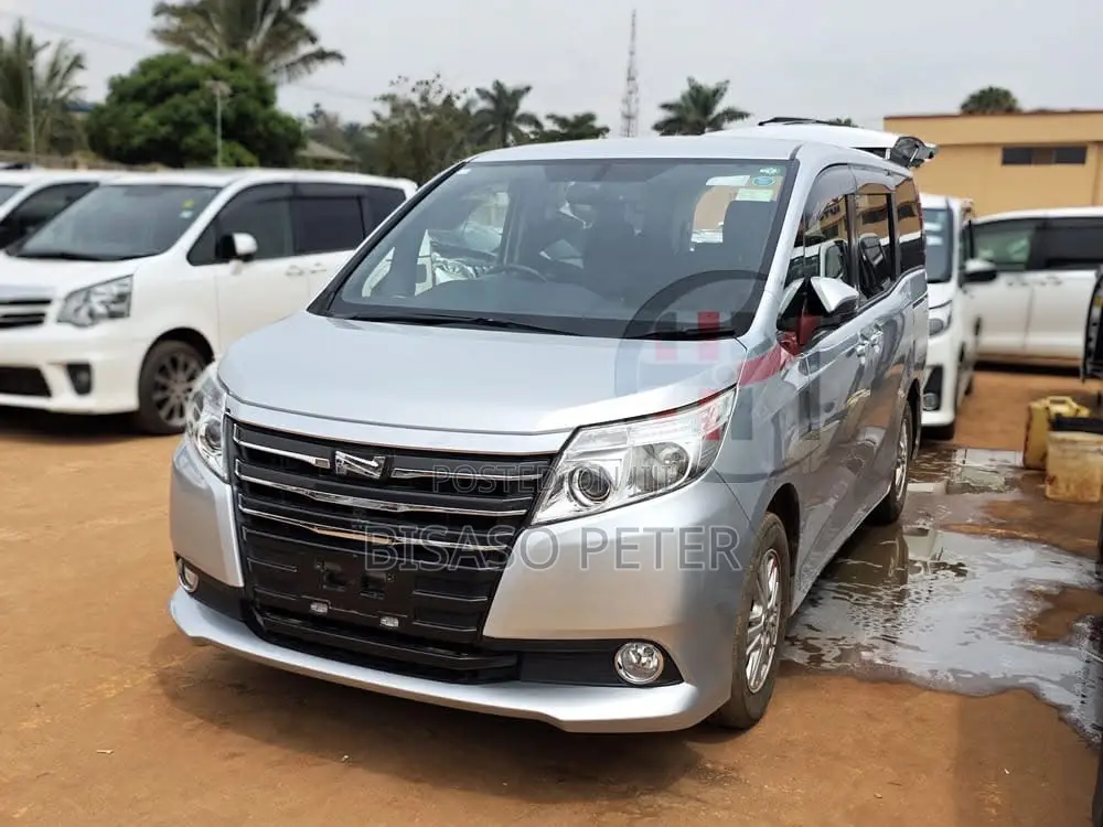Toyota Noah 2.0 AWD (8 Seater) 2015 Silver