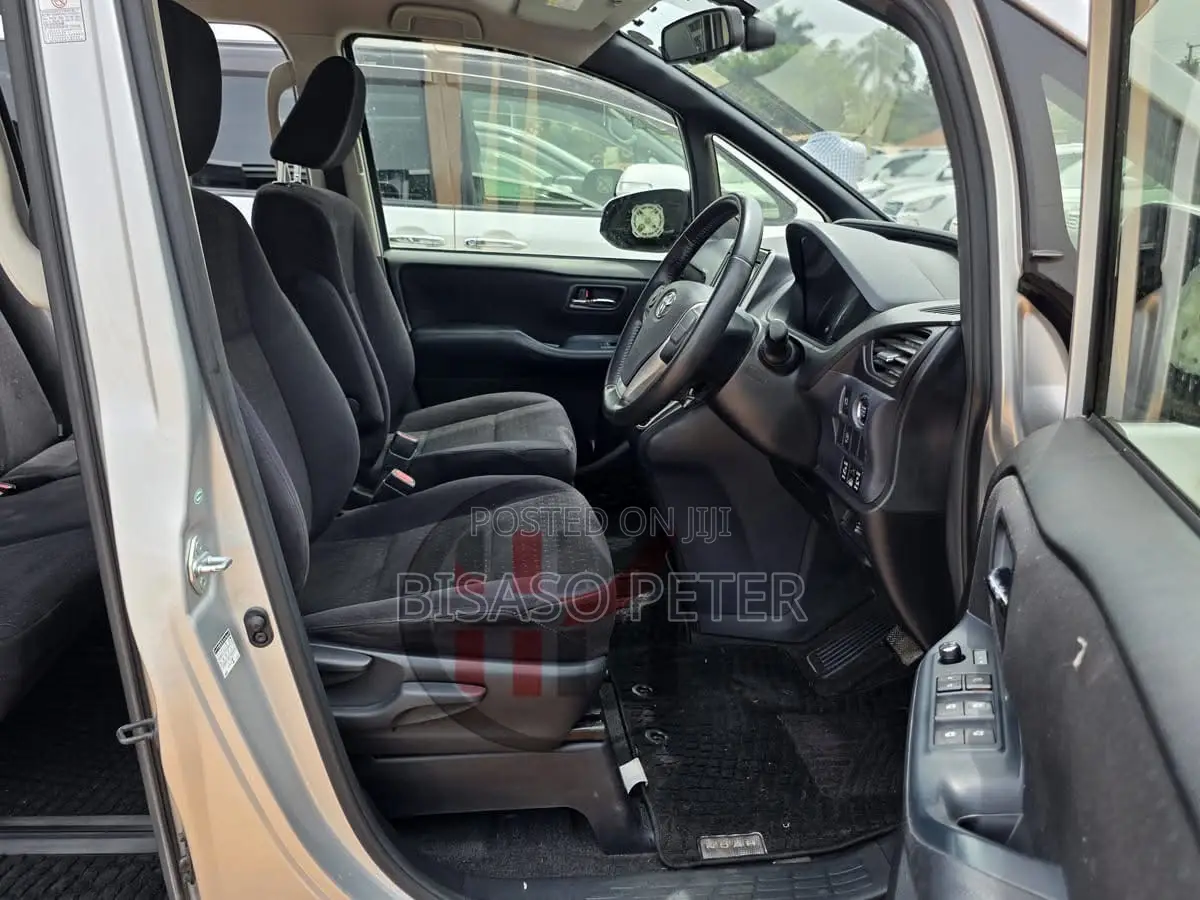 Toyota Noah 2.0 AWD (8 Seater) 2015 Silver