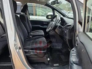Toyota Noah 2.0 AWD (8 Seater) 2015 Silver