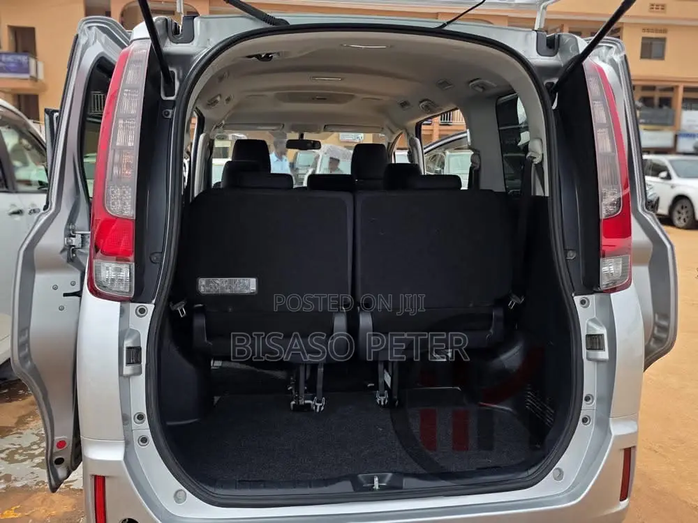 Toyota Noah 2.0 AWD (8 Seater) 2015 Silver