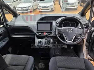 Toyota Noah 2.0 AWD (8 Seater) 2015 Silver