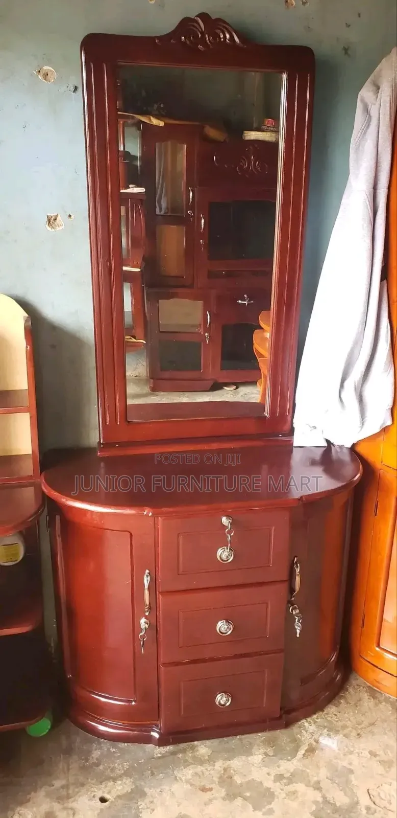 Modern and Mobile Dressing Mirror
