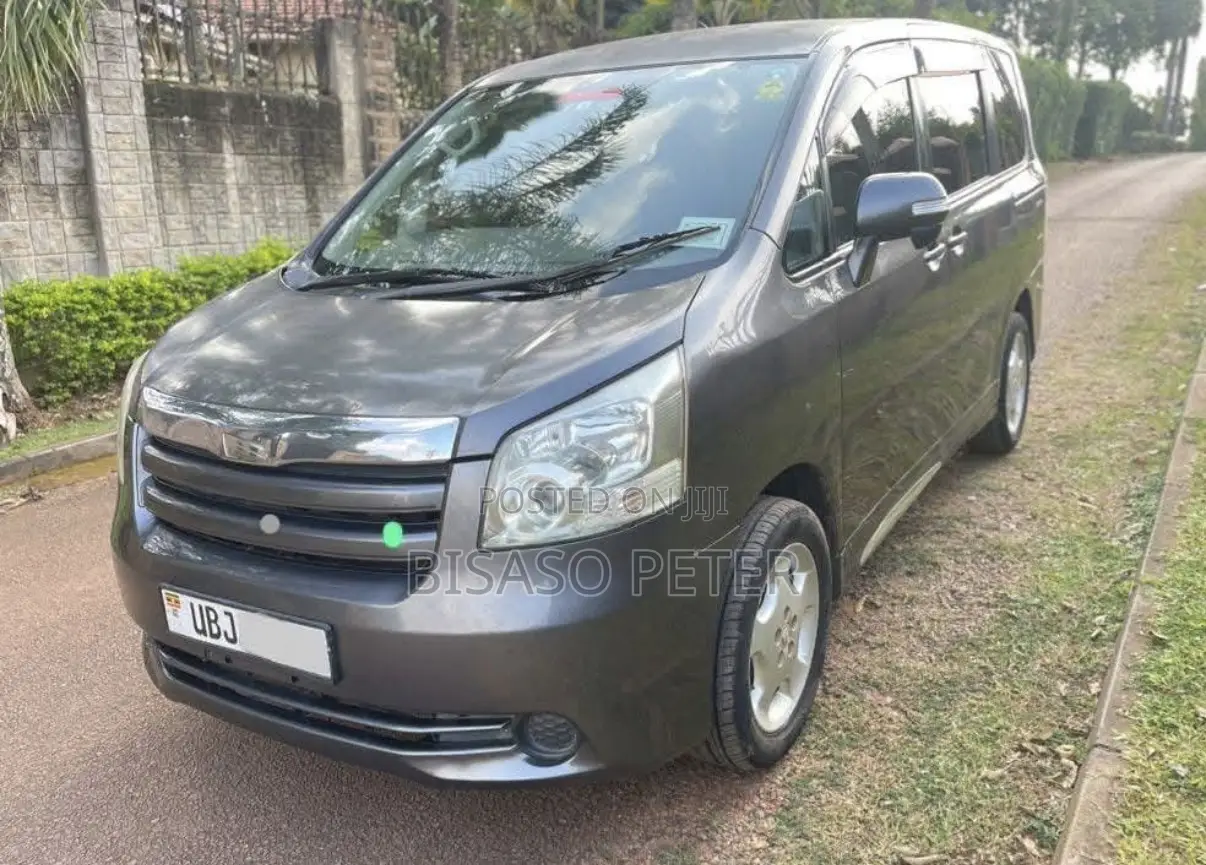 Toyota Noah 2.0 143hp AWD (8 Seater) 2008 Gray