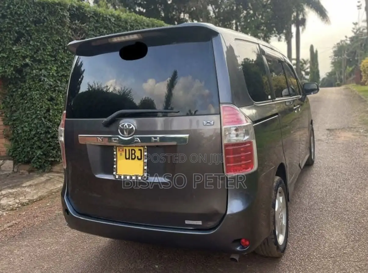 Toyota Noah 2.0 143hp AWD (8 Seater) 2008 Gray