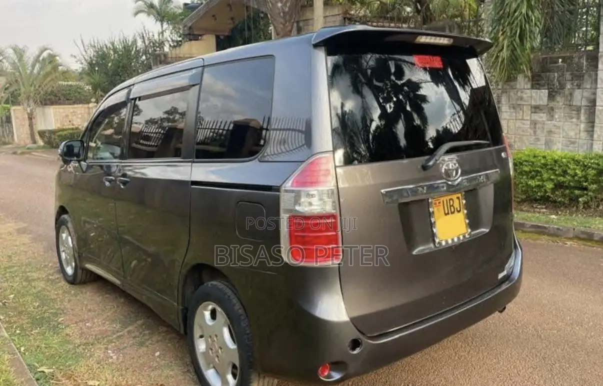 Toyota Noah 2.0 143hp AWD (8 Seater) 2008 Gray