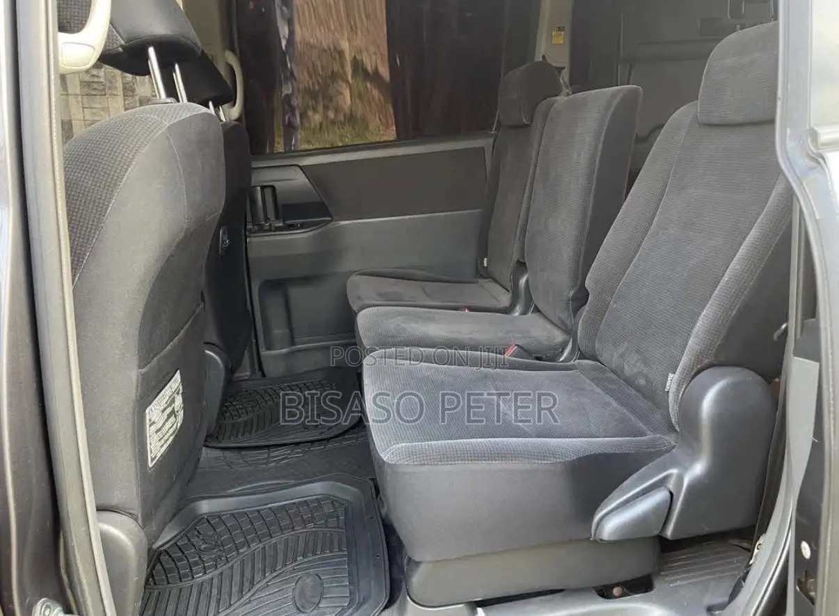Toyota Noah 2.0 143hp AWD (8 Seater) 2008 Gray