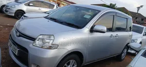 Toyota Sienta 1.5 FWD 2010 Silver