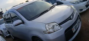 Toyota Sienta 1.5 FWD 2010 Silver