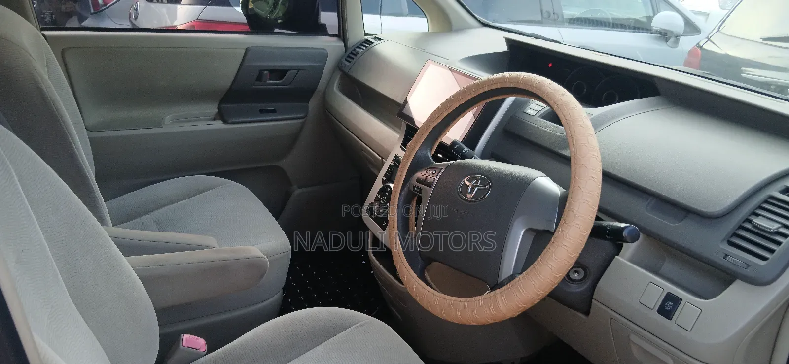 Toyota Noah 2.0 143hp FWD (7 Seater) 2011