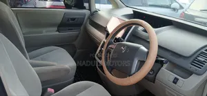 Toyota Noah 2.0 143hp FWD (7 Seater) 2011