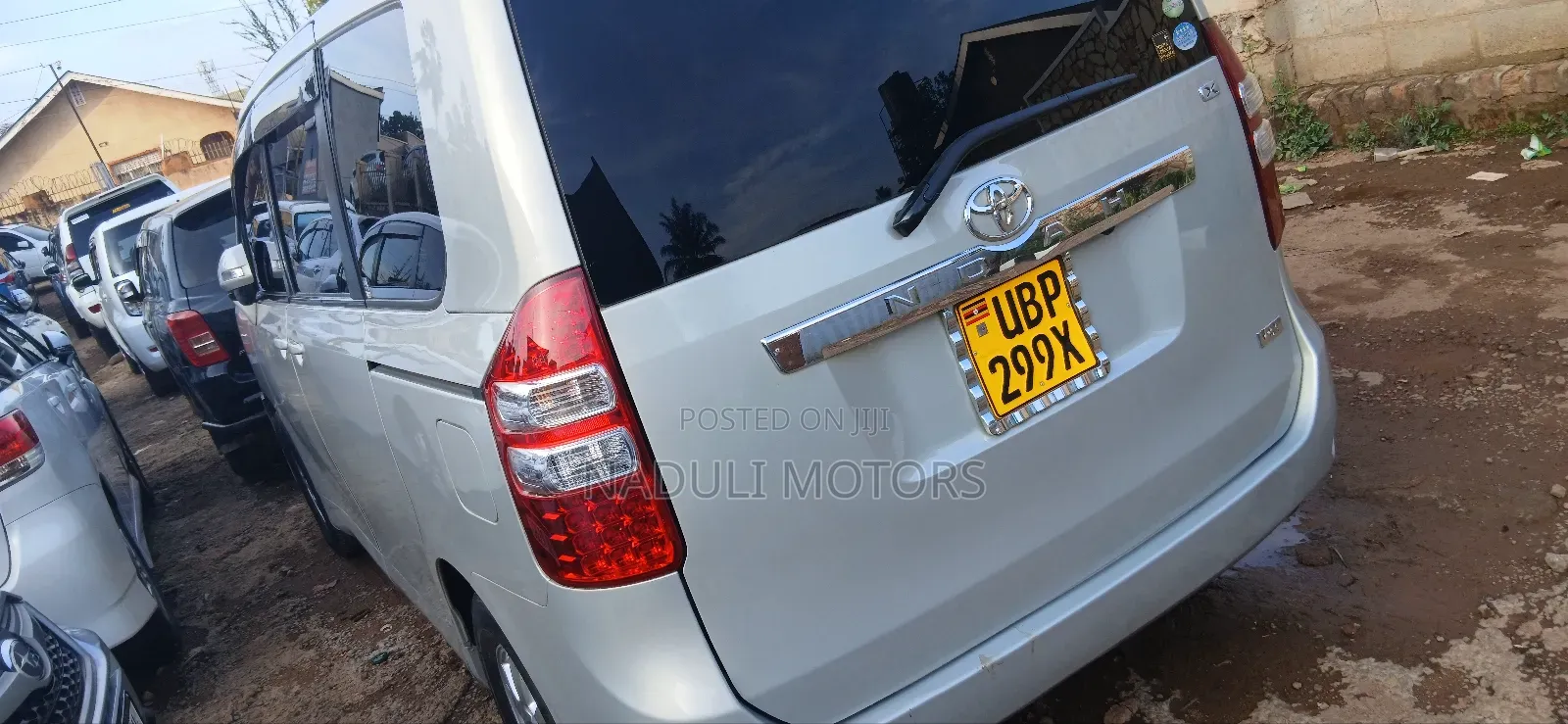 Toyota Noah 2.0 143hp FWD (7 Seater) 2011