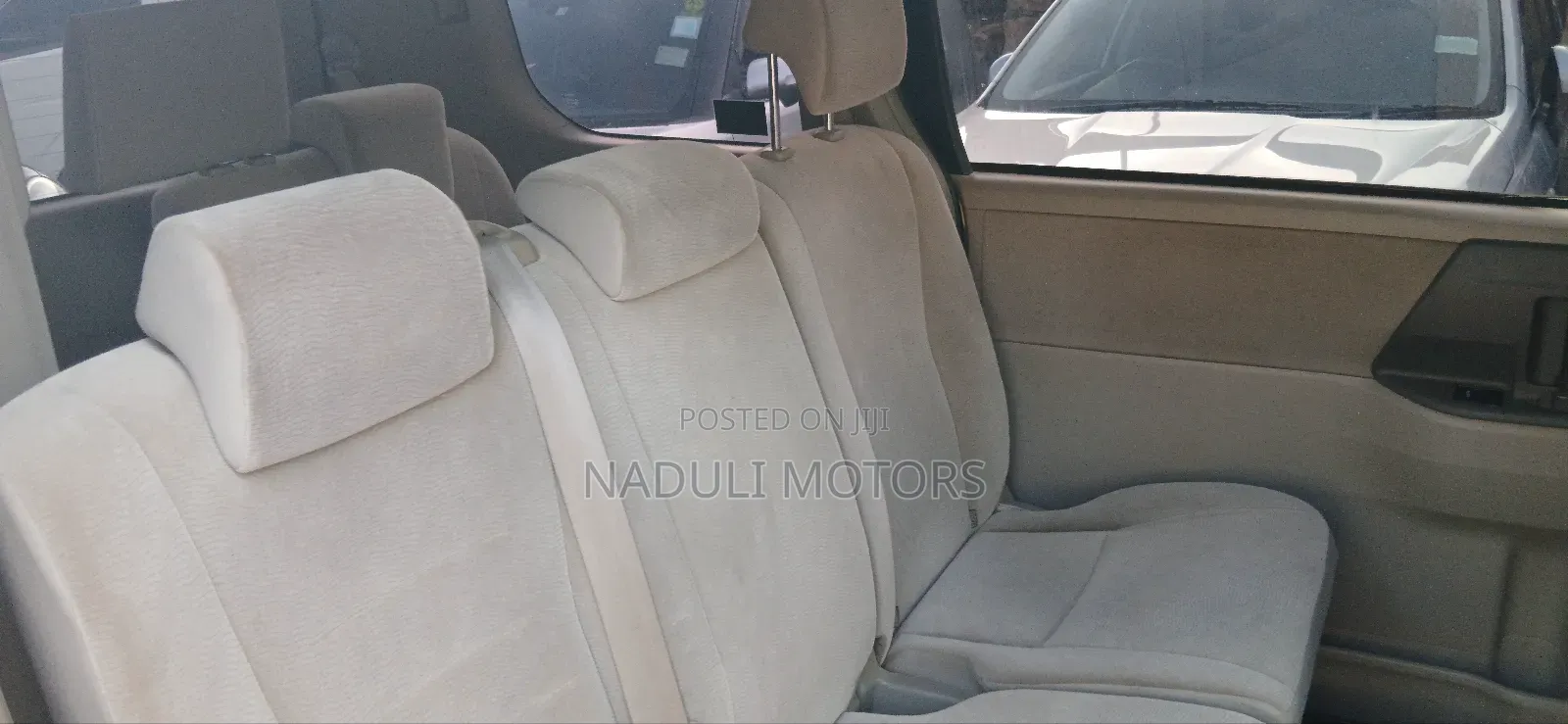 Toyota Noah 2.0 143hp FWD (7 Seater) 2011