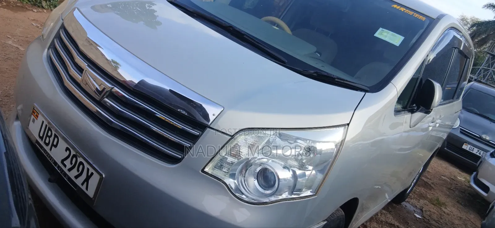 Toyota Noah 2.0 143hp FWD (7 Seater) 2011